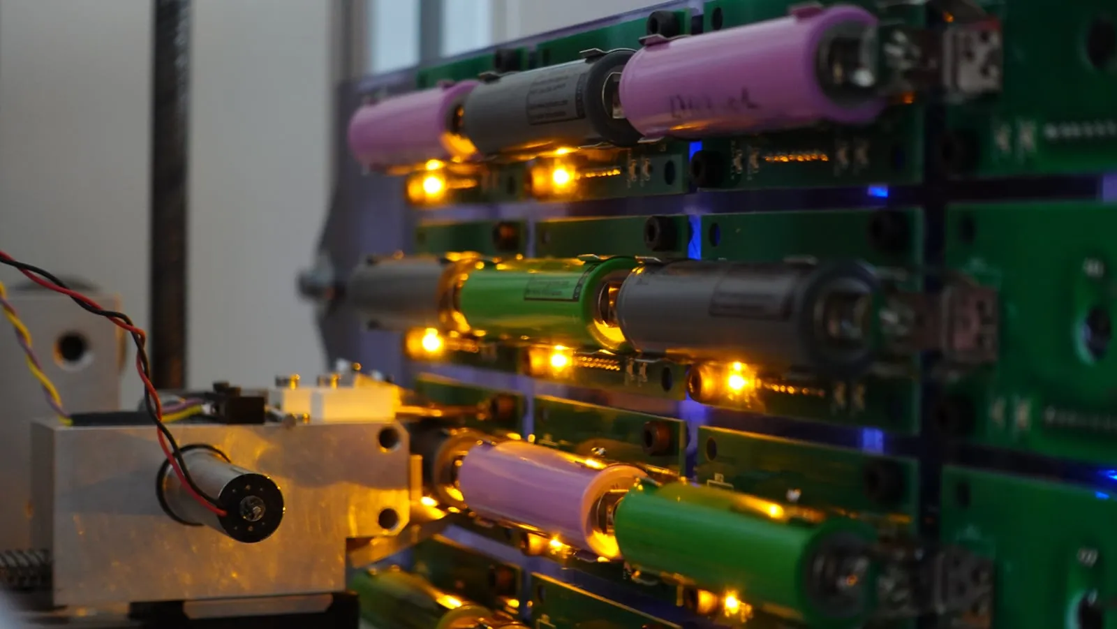 Batteriezellen auf dem robotisierten Prüfstand von Evolium